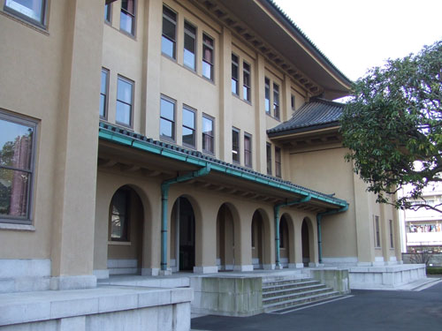 写真３　東方文化学院東京研究所（筆者撮影）。東京都文京区大塚。内田祥三設計。1933年完成。こちらは中国風を意図したようで、重厚な印象が強い。現在は拓殖大学国際教育会館。