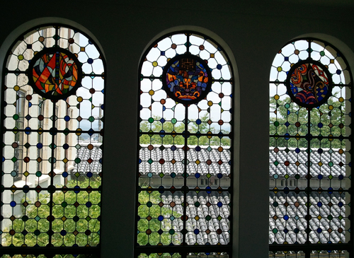 写真４　分館のステンドグラス（筆者撮影）。装飾古墳などに用いられた「直弧紋」が意匠化されているのは濱田耕作の指示による。