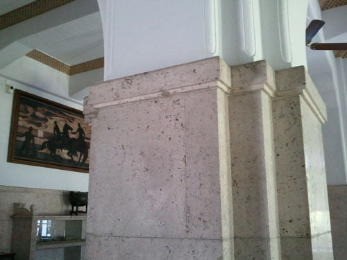 写真６　分館1階ホール部分（筆者撮影）。柱の装飾材が琉球トラバーチン。画面左奥に見える絵画は須田国太郎「発掘」（1930）。 
